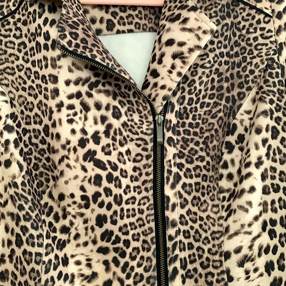 Chicos Animal Print Bomber Jacket w/Zipper and Cuffed Sleeves. Size 0 = XS - Picture 2 of 14